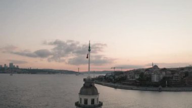 Bakire Kulesi ve İstanbul Boğazı 'nın havadan görünüşü. Türkiye 'de 4K Görüntüsü
