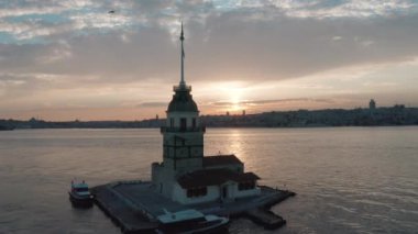 Bakire Kulesi ve İstanbul Boğazı 'nın havadan görünüşü. Türkiye 'de 4K Görüntüsü