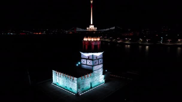 Повітряний нічний вид на вежу Майденс і Стамбул Босфор. 4K кадри в Туреччині — стокове відео