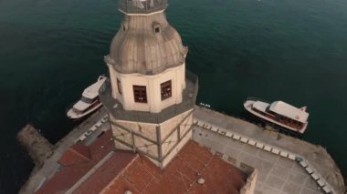 Bakire Kulesi ve İstanbul Boğazı 'nın havadan görünüşü. Türkiye 'de 4K Görüntüsü