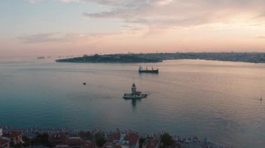 Bakire Kulesi ve İstanbul Boğazı 'nın havadan görünüşü. Türkiye 'de 4K Görüntüsü
