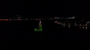 Bakireler Kulesi ve İstanbul Boğazı 'nın hava gece görüşü. Türkiye 'de 4K Görüntüsü