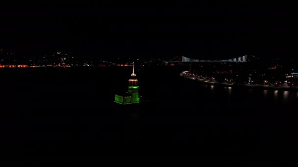 Vista aérea nocturna de la Torre de las Doncellas y el Bósforo de Estambul. Filmación 4K en Turquía — Vídeos de Stock