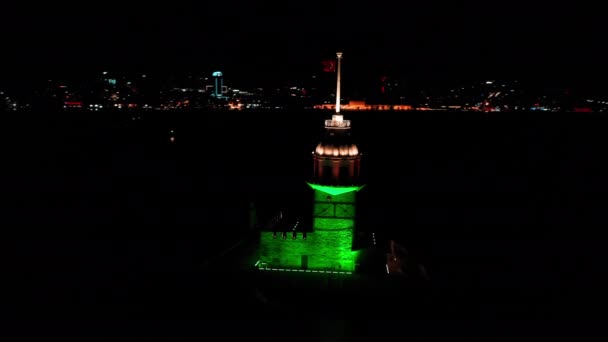 Pemandangan malam udara Menara Maidens dan Bosporus Istanbul. 4K Footage di Turki — Stok Video