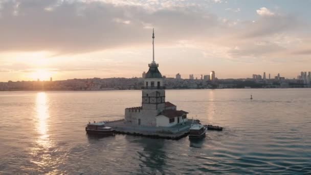 メイデン・タワーとイスタンブール・ボスポラスの空中展望。トルコでの4K映像 — ストック動画