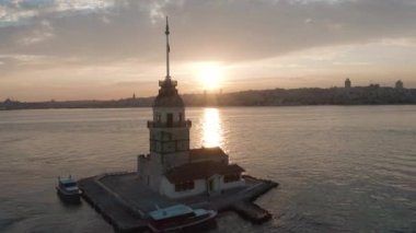 Bakire Kulesi ve İstanbul Boğazı 'nın havadan görünüşü. Türkiye 'de 4K Görüntüsü