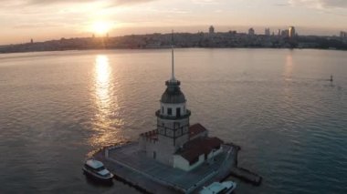 Bakire Kulesi ve İstanbul Boğazı 'nın havadan görünüşü. Türkiye 'de 4K Görüntüsü