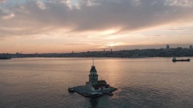 Bakire Kulesi ve İstanbul Boğazı 'nın havadan görünüşü. Türkiye 'de 4K Görüntüsü