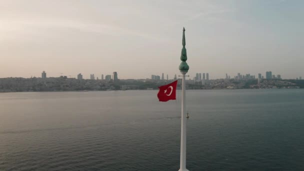 Letecký pohled na Panenskou věž a tureckou vlajku. 4K záběry v Turecku