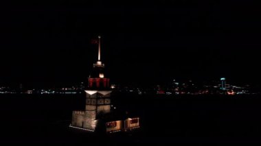 Bakireler Kulesi ve İstanbul Boğazı 'nın hava gece görüşü. Türkiye 'de 4K Görüntüsü