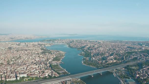 İstanbul 'daki Altın Boynuz' un havadan görünüşü. Türkiye 'de 4K Görüntüsü — Stok video