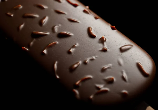 Close Uitzicht Een Chocolade Ijsje Een Stok Bedekt Met Noten — Stockfoto