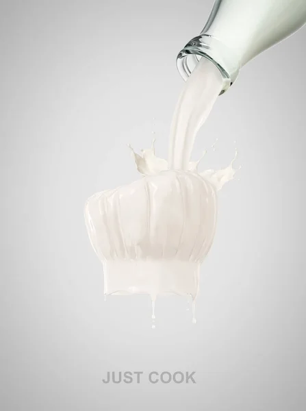 Aşçı şapkası sütün sıçrama sıvısından yapılmış. Süt cam şişeden akıyor. Gri bir stüdyoda izole edilmiş. Yaratıcı 3D gerçekçi çizim
