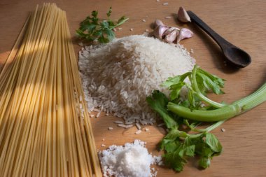 Tabla de madera con ingredientes para cocinar