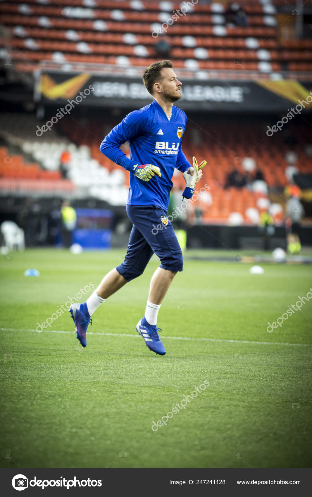 Jogador amador de futebol chuta uma bola Stock Photo - Alamy