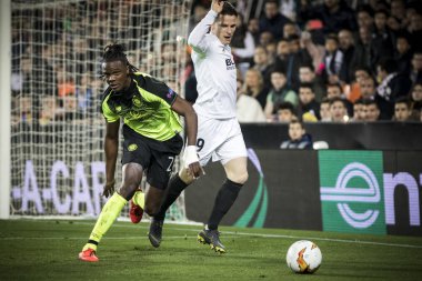 Valencia, İspanya - 21 Şubat: (L) Boyata, Gameiro (R) sırasında Uefa Avrupa Ligi maç Valencia Cf ve Celtic Fc Mestalla Stadı nda arasında 21 Şubat 2019 Valencia, İspanya