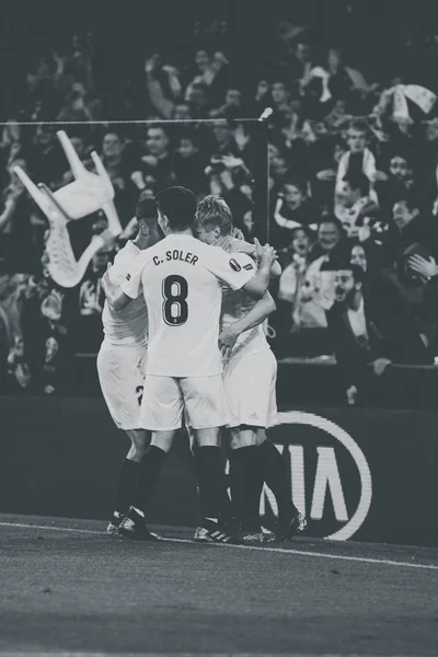 Valencia España Febrero Jugadores Valencia Celebran Gol Durante Partido Uefa — Foto de Stock