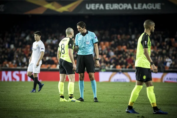 Valencia Hiszpania Lutego Brown Rozmowy Sędzia Podczas Uefa Europa League — Zdjęcie stockowe