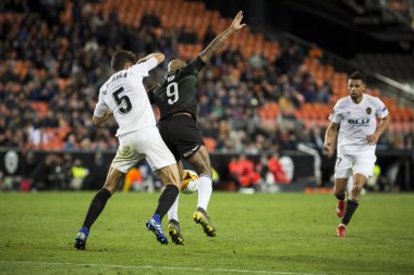Valencia, İspanya - 7 Mart: (5) Paulista, Uefa Avrupa Ligi sırasında (9) Ari arasında Valencia Cf ve Fc Krasnodar Mestalla Stadı nda 7 Mart 2019 Valencia, İspanya eşleme