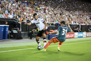 Valencia, İspanya - 02 Ekim 2019: Mestalla Stadyumu 'nda Valencia Cf ve Afc Ajax arasında oynanan Uefa Şampiyonlar Ligi karşılaşmasında Garay topu aldı 