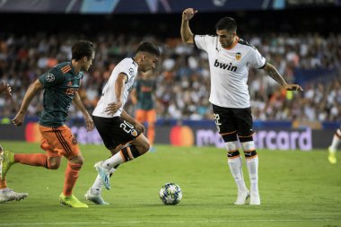 Valencia, İspanya - 02 Ekim 2019: Mestalla Stadyumu 'nda Valencia Cf ve Afc Ajax arasında oynanan Uefa Şampiyonlar Ligi maçında Ferran topla 