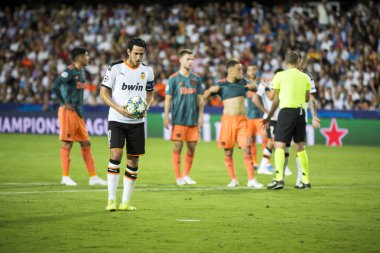 Valencia, İspanya - Ekim 02, 2019: Mestalla Stadyumu 'nda oynanan Valencia Cf ve Afc Ajax maçında Parejo topu ile oynadı. 
