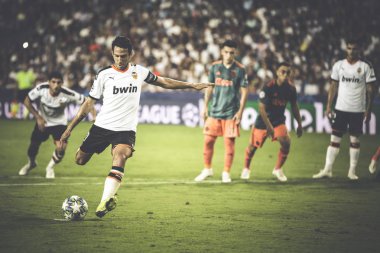Valencia, İspanya - 02 Ekim 2019: Parejo, Mestalla Stadyumu 'nda Valencia Cf ve Afc Ajax arasında oynanan Uefa Şampiyonlar Ligi karşılaşmasında penaltı attı.