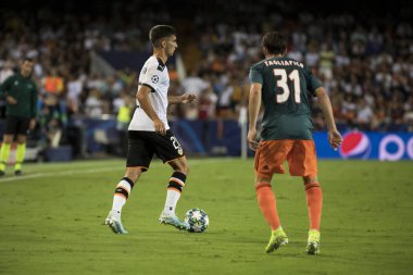 Valencia, İspanya - 02 Ekim 2019: Mestalla Stadyumu 'nda Valencia Cf ve Afc Ajax arasında oynanan Uefa Şampiyonlar Ligi maçında Ferran topla 