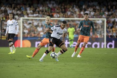 Valencia, İspanya - Ekim 02, 2019: Mestalla Stadyumu 'nda Valencia Cf ve Afc Ajax arasında oynanan Uefa Şampiyonlar Ligi maçında topla Coquelin  