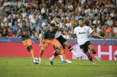 Valencia, İspanya - 02 Ekim 2019: Mestalla Stadyumu 'nda Valencia Cf ve Afc Ajax arasında oynanan Uefa Şampiyonlar Ligi karşılaşmasında Tadiç topla 