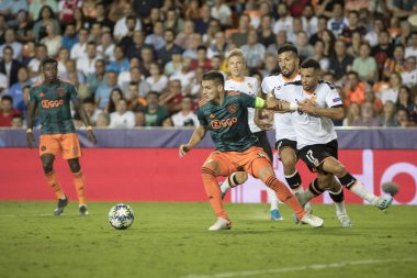 Valencia, İspanya - 02 Ekim 2019: Mestalla Stadyumu 'nda Valencia Cf ve Afc Ajax arasında oynanan Uefa Şampiyonlar Ligi karşılaşmasında Tadiç topla