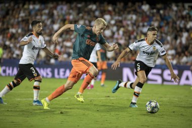 Valencia, İspanya - 02 Ekim 2019: Mestalla Stadyumu 'nda Valencia Cf ve Afc Ajax arasında oynanan Uefa Şampiyonlar Ligi maçında top Van de Beek' te. 