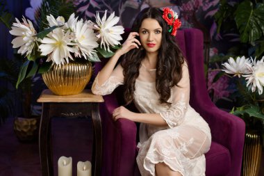 Bu güzel hanımla birçok çiçek