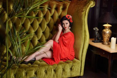 Soyunma odasına, kırmızı elbiseli güzel aktris