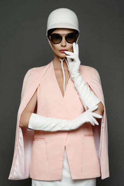 Красивая женщина на картинке из классического фильма
