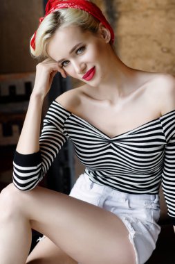 Güzel genç kız pin-up tarzı giyinmiş