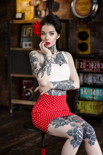 Güzel genç kız pin-up tarzı giyinmiş
