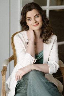 Güzel genç bayan, onun ev iç