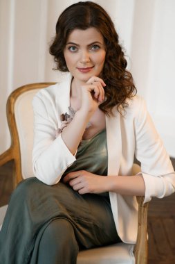 Güzel genç bayan, onun ev iç