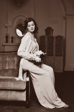 Güzel genç bayan, onun ev iç