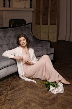 Güzel genç bayan, onun ev iç