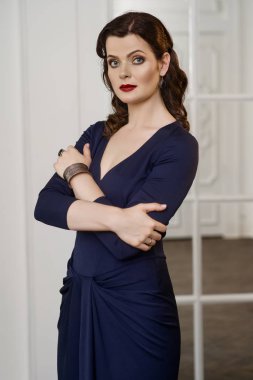 Güzel genç bayan, onun ev iç