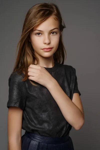 Beautiful Teenager Girl Posing Camera — Stock Photo, Image