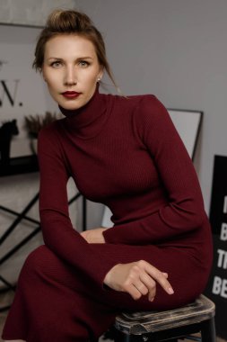 Şık çatı iç modern genç kız