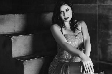 Çatı katı iç çekici kadın