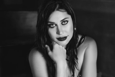 Çatı katı iç çekici kadın