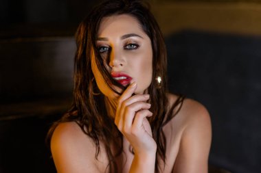 Çatı katı iç çekici kadın