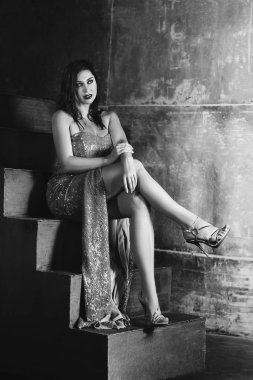 Çatı katı iç çekici kadın