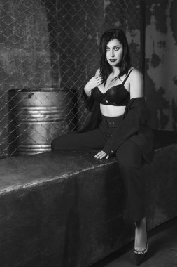 Çatı katı iç çekici kadın