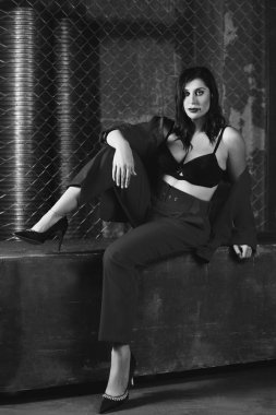 Çatı katı iç çekici kadın